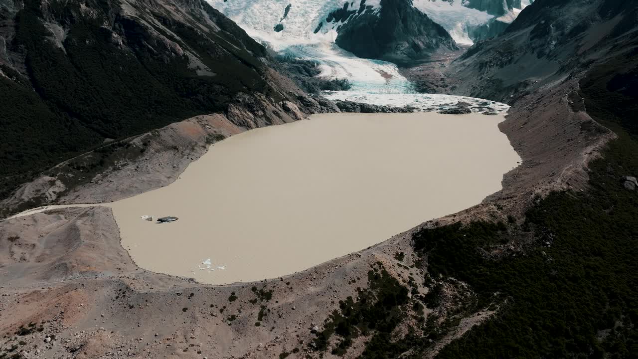 鸟瞰图拉古纳托雷与托雷冰川和山的背景。巴塔哥尼亚,阿根廷。摇上拍摄