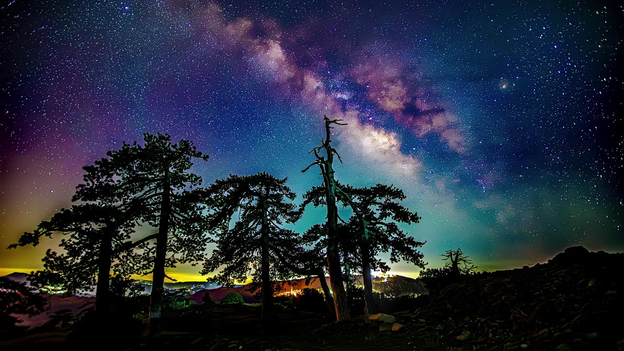 詳情圖-彩色的銀河在營地上方漆黑的夜空中流逝