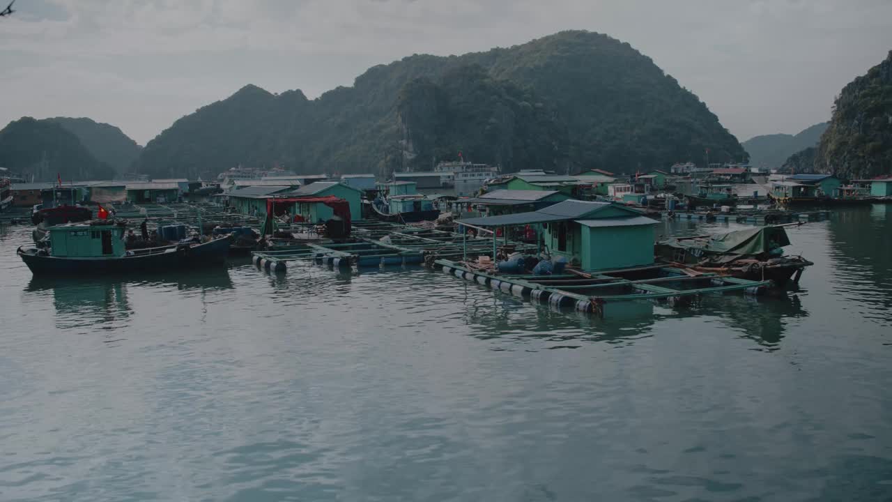越南传统船只和漂浮村庄在美丽的石灰岩兰下湾，下龙湾的南部边缘。