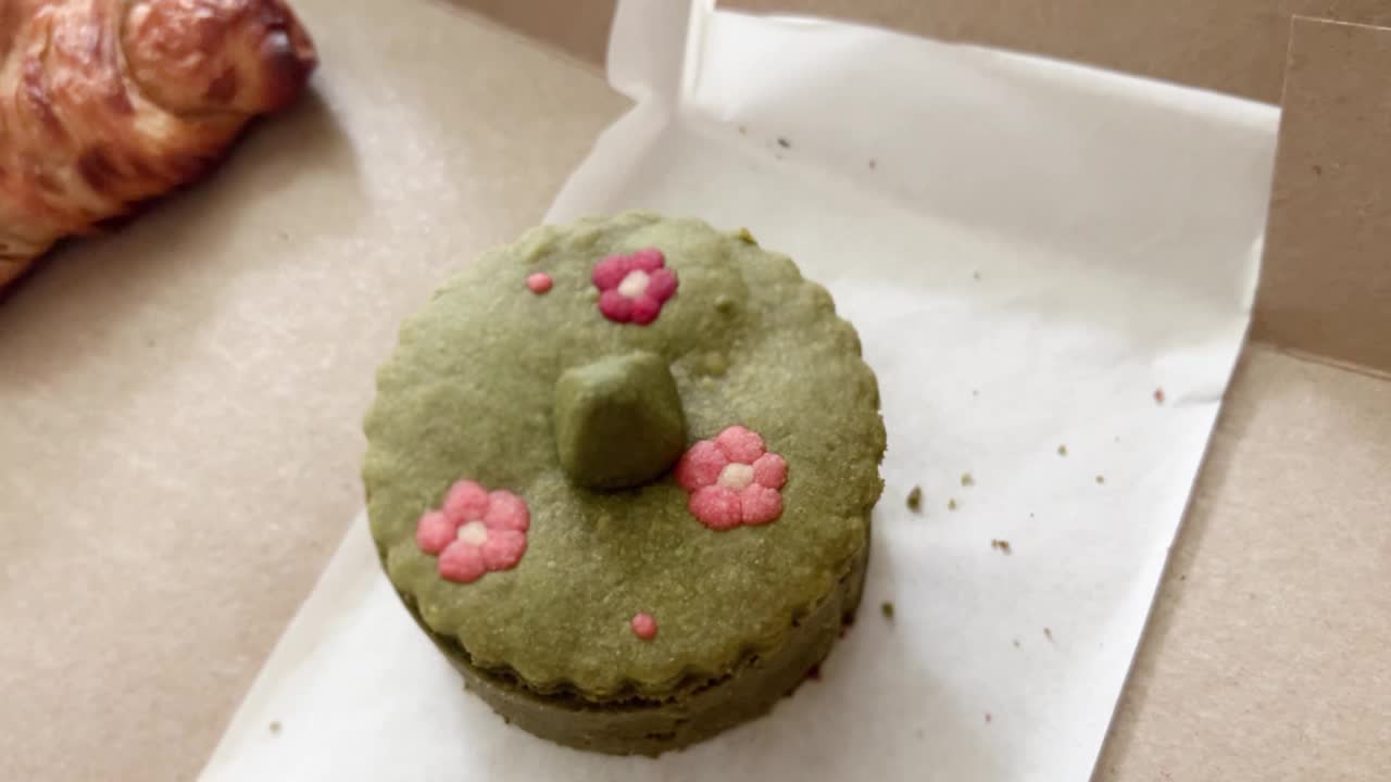 可爱的审美绿茶抹茶挞奶油蛋糕与饼干盖甜点