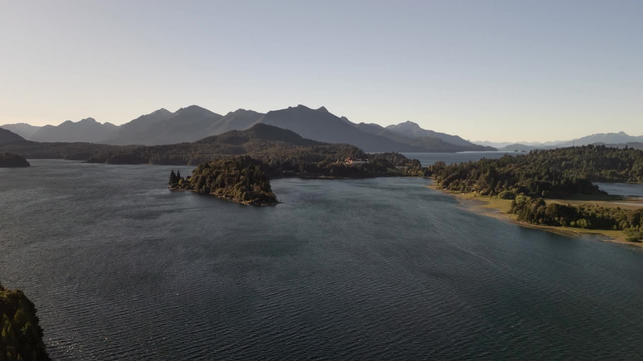 在巴塔哥尼亚北部的纳维尔华皮冰川湖的时间流逝，Río Negro和neuqu<s:1> In Bariloche，阿根廷。