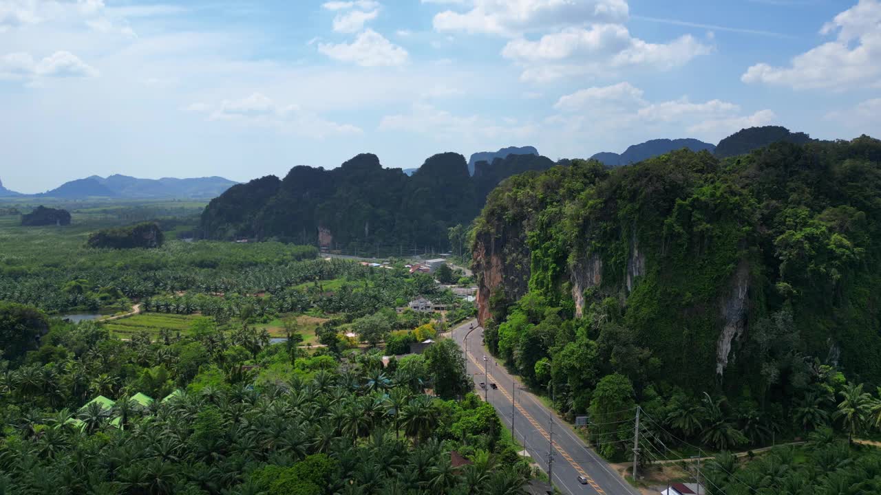热带景观喀斯特山路棕榈树。伟大的空中俯瞰飞行，飞越，飞越无人机4 k