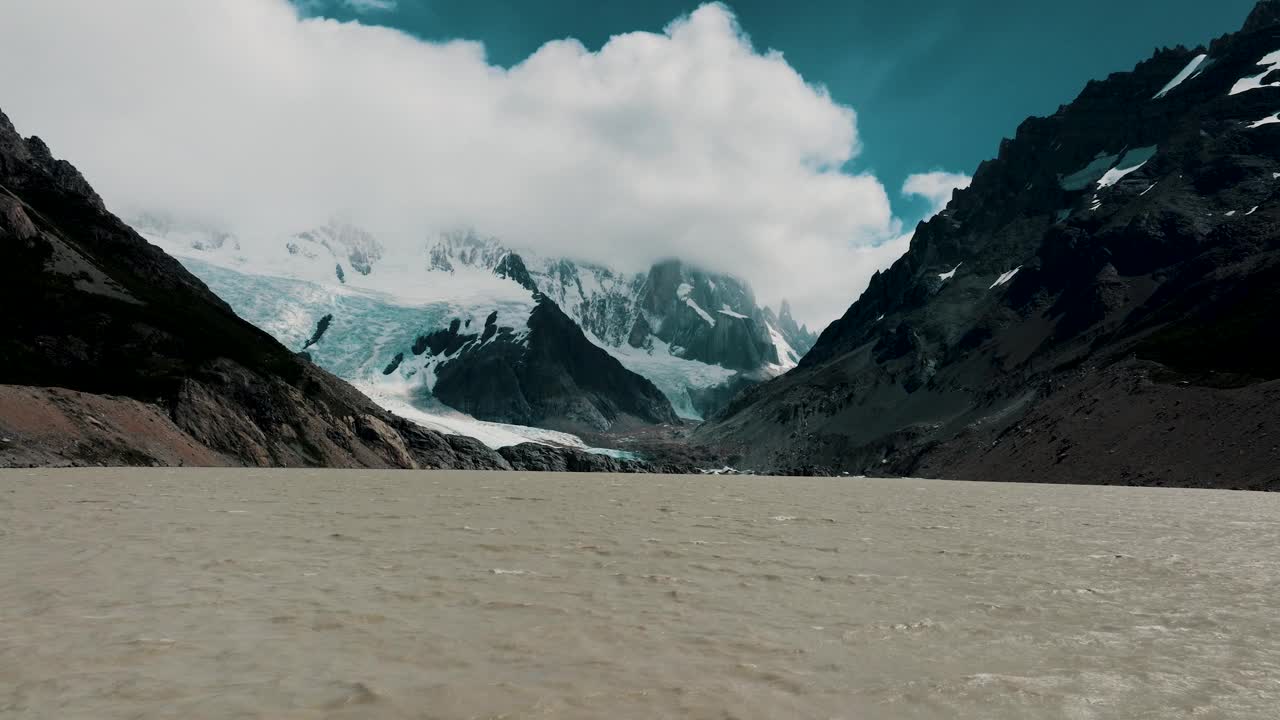 位于阿根廷巴塔哥尼亚El Chalten的Cerro Torre峰下的拉古纳托雷冰川湖泊。广角镜头