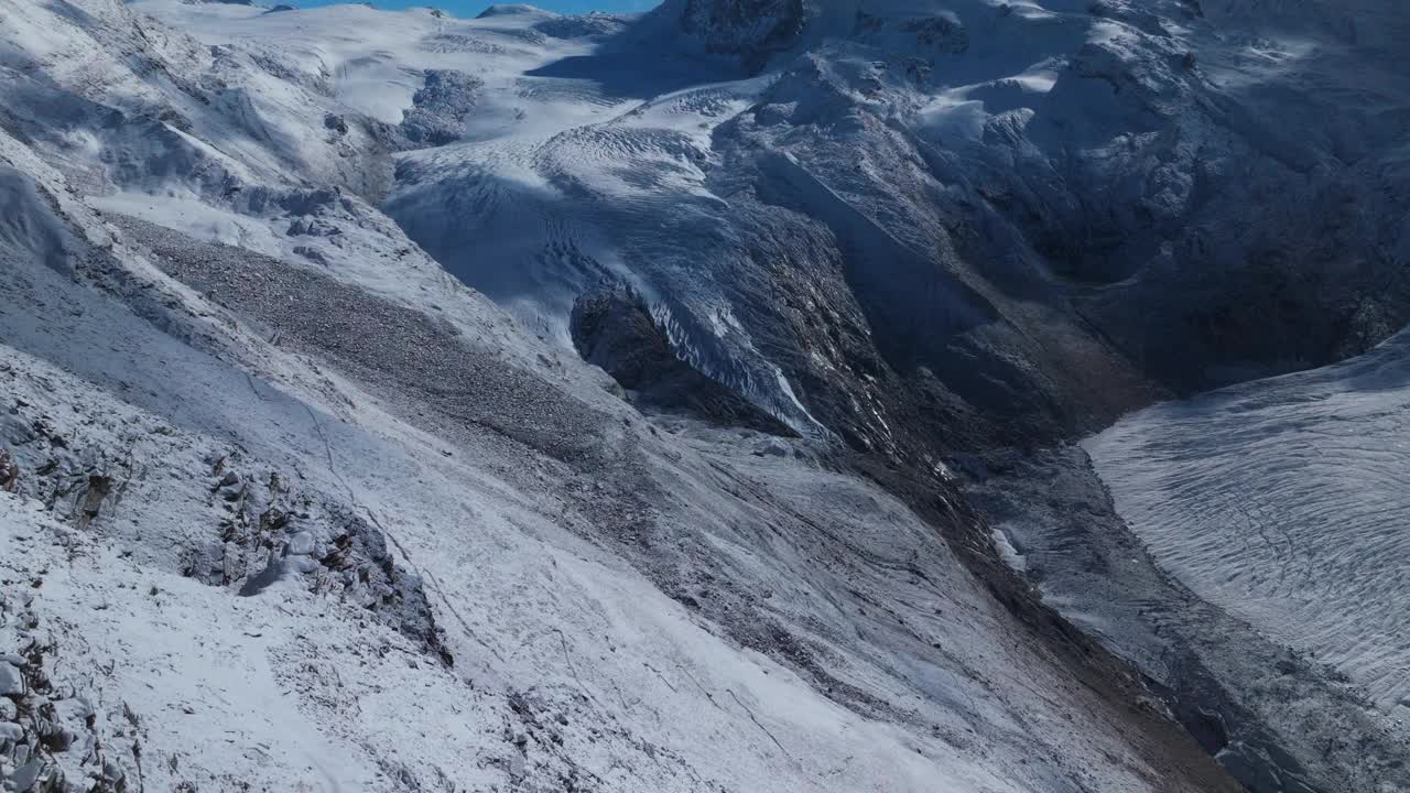 晴朗晴朗的早晨戈内格拉采尔马特冰川冰裂缝河瑞士阿尔卑斯山山顶马特洪峰滑雪胜地景观风景空中无人机秋季铁路瑞士向前潘揭示