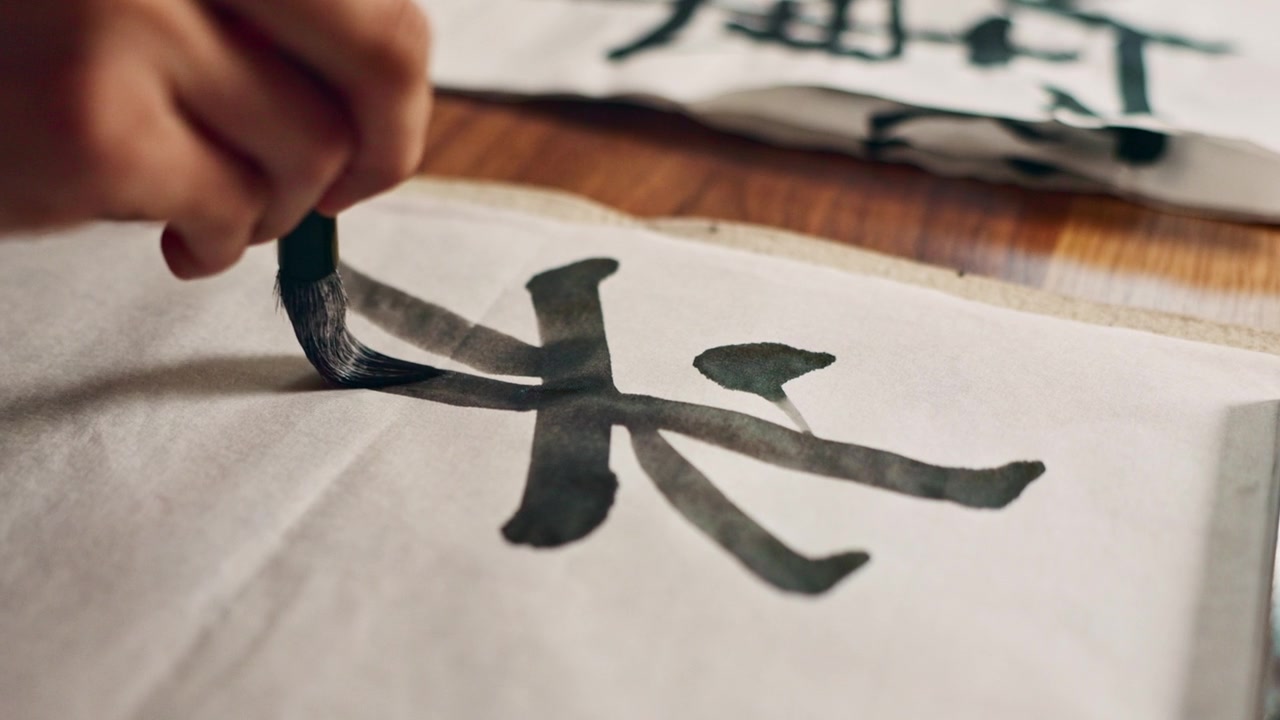 詳情圖-手，毛筆寫作和古代字體的藝術(shù)和腳本，書法和特寫與字母。日本，創(chuàng)意和復(fù)古工具，畫筆和人筆畫與傳統(tǒng)文具