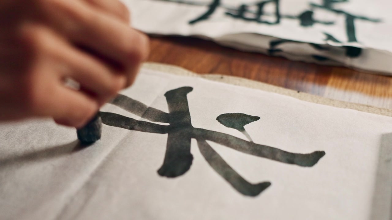 詳情圖-手，毛筆寫作和古代字體的藝術(shù)和腳本，書法和特寫與字母。日本，創(chuàng)意和復(fù)古工具，畫筆和人筆畫與傳統(tǒng)文具