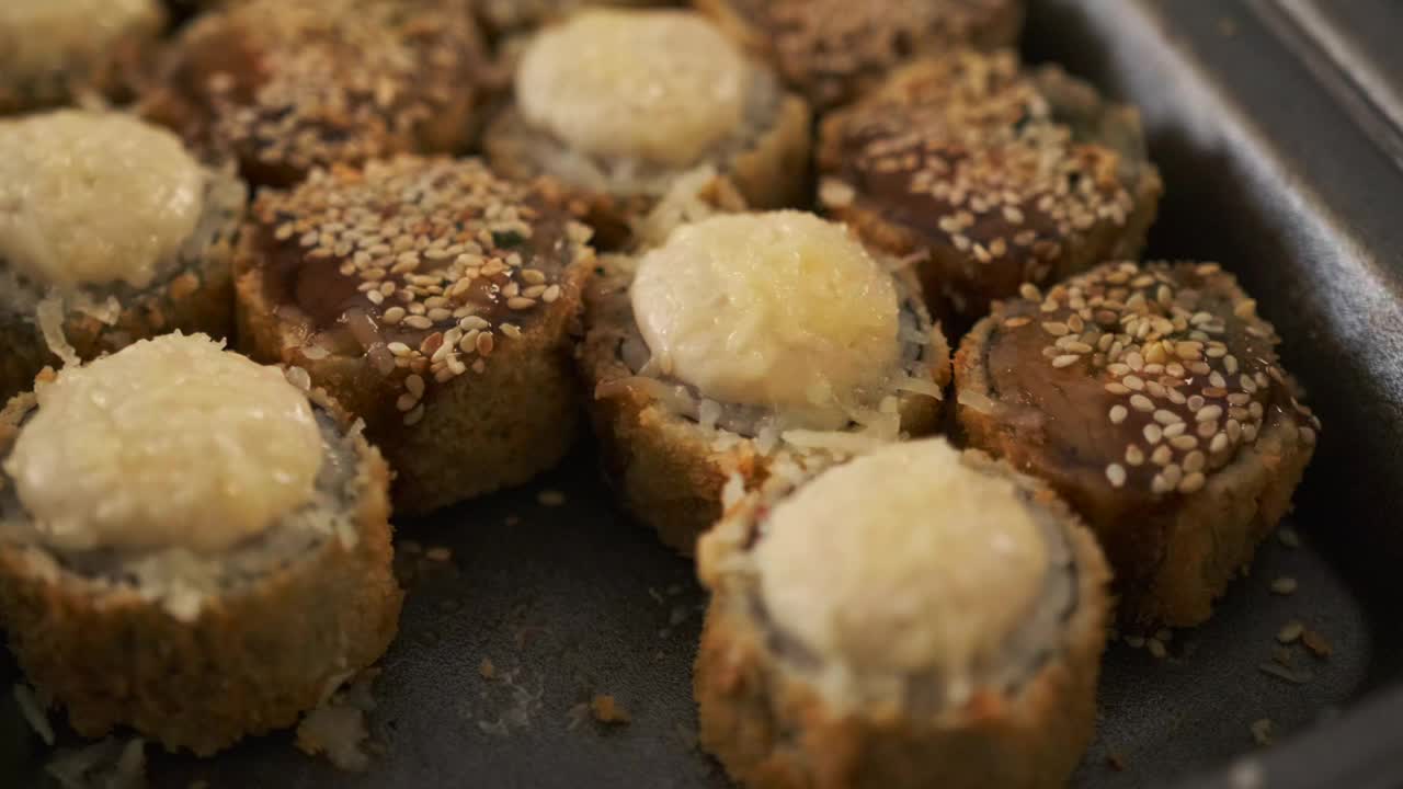 来自日本料理的不同类型和口味的新鲜寿司卷。