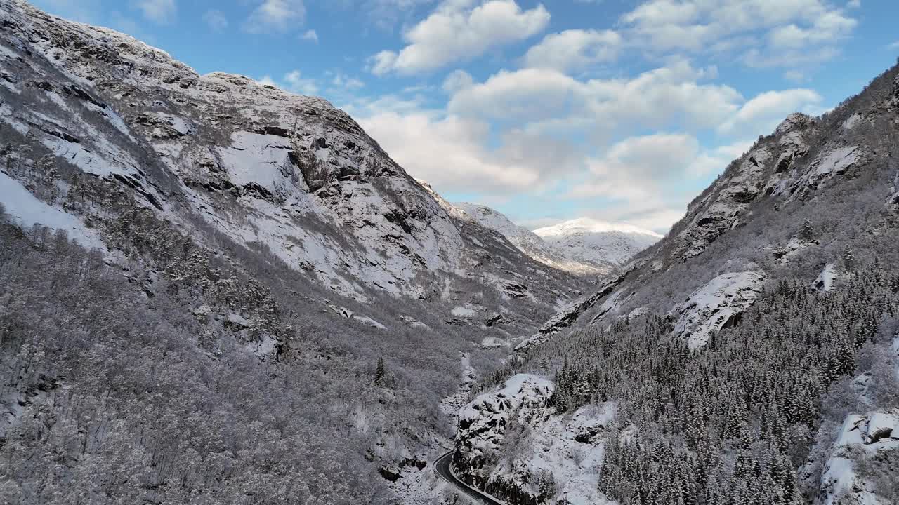 雄伟的冬季山谷和山路