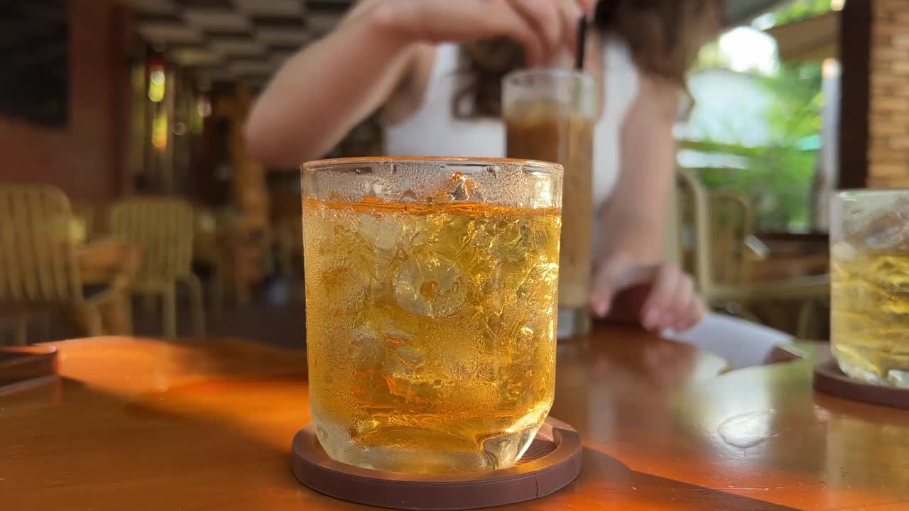 越南的传统是在喝米水和咖啡之前喝一杯绿茶