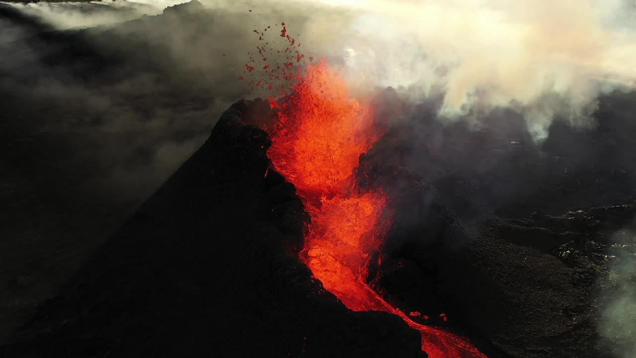 火山喷发、熔岩和河流的航拍视频，冰岛利特哈鲁特