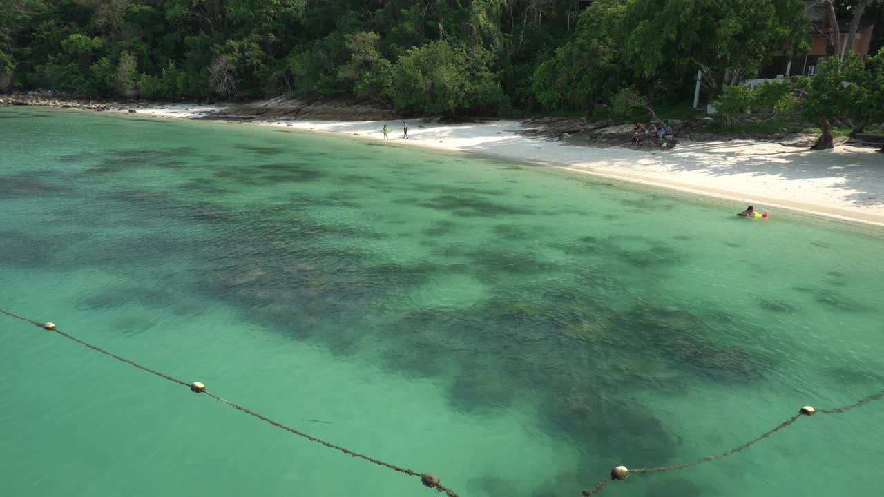 海水非常清澈，可以看到下面的礁石和石头。