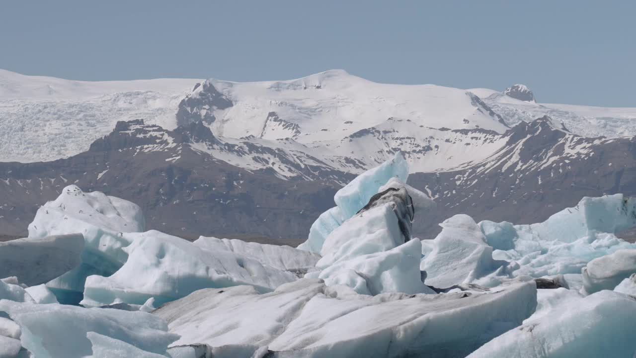 候鸟飞过冰岛南部的Jokulsarlon冰川泻湖。静态的照片