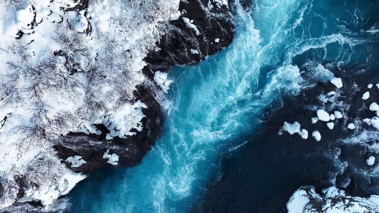 詳情圖-冰島的瀑布，冬天的雪山和寒冷的河流，冰雪的神奇冬季時(shí)間位置，藍(lán)色的冰川水和巨大的電流。純凈的風(fēng)景景觀。Hraunfossar。