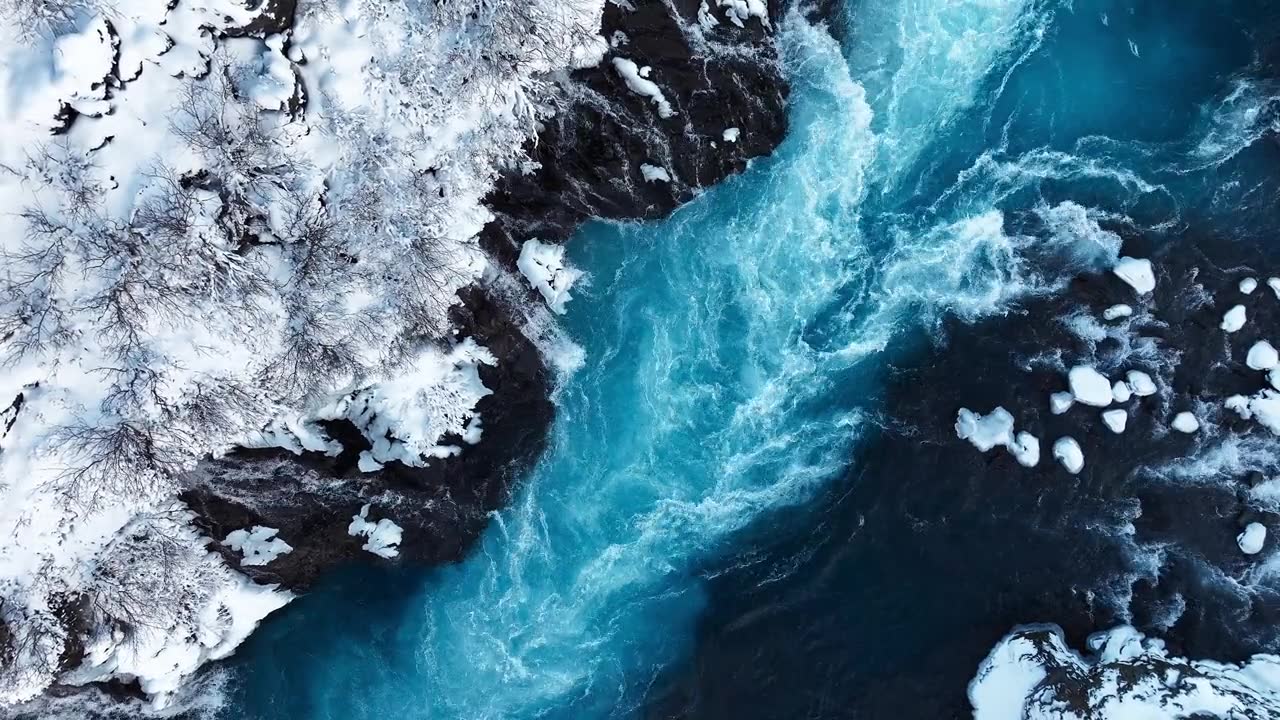 詳情圖-冰島的瀑布，冬天的雪山和寒冷的河流，冰雪的神奇冬季時(shí)間位置，藍(lán)色的冰川水和巨大的電流。純凈的風(fēng)景景觀。Hraunfossar。