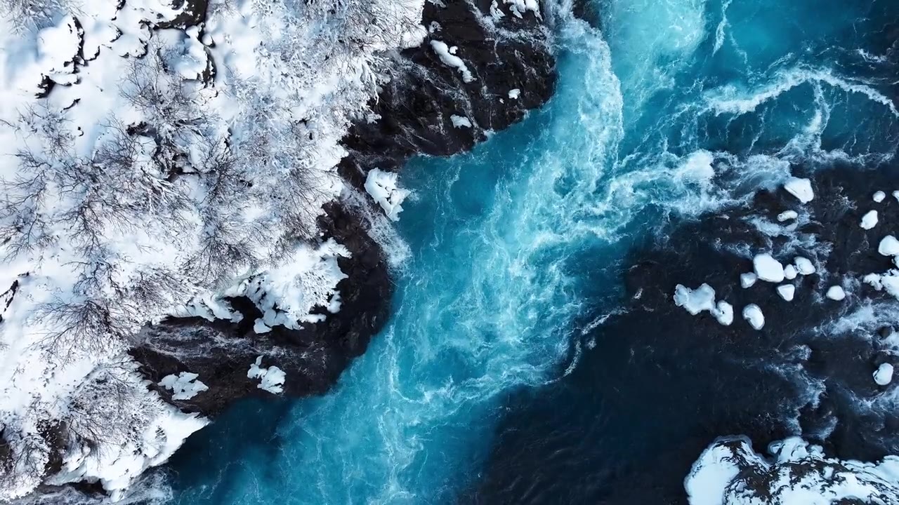詳情圖-冰島的瀑布，冬天的雪山和寒冷的河流，冰雪的神奇冬季時(shí)間位置，藍(lán)色的冰川水和巨大的電流。純凈的風(fēng)景景觀。Hraunfossar。