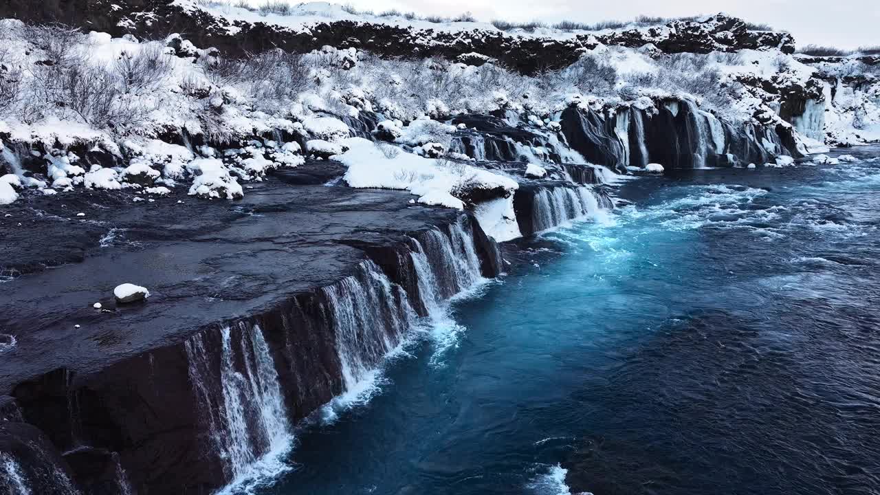 冰島的瀑布，冬天的雪山和寒冷的河流，冰雪的神奇冬季時(shí)間位置，藍(lán)色的冰川水和巨大的電流。純凈的風(fēng)景景觀。Hraunfossar。