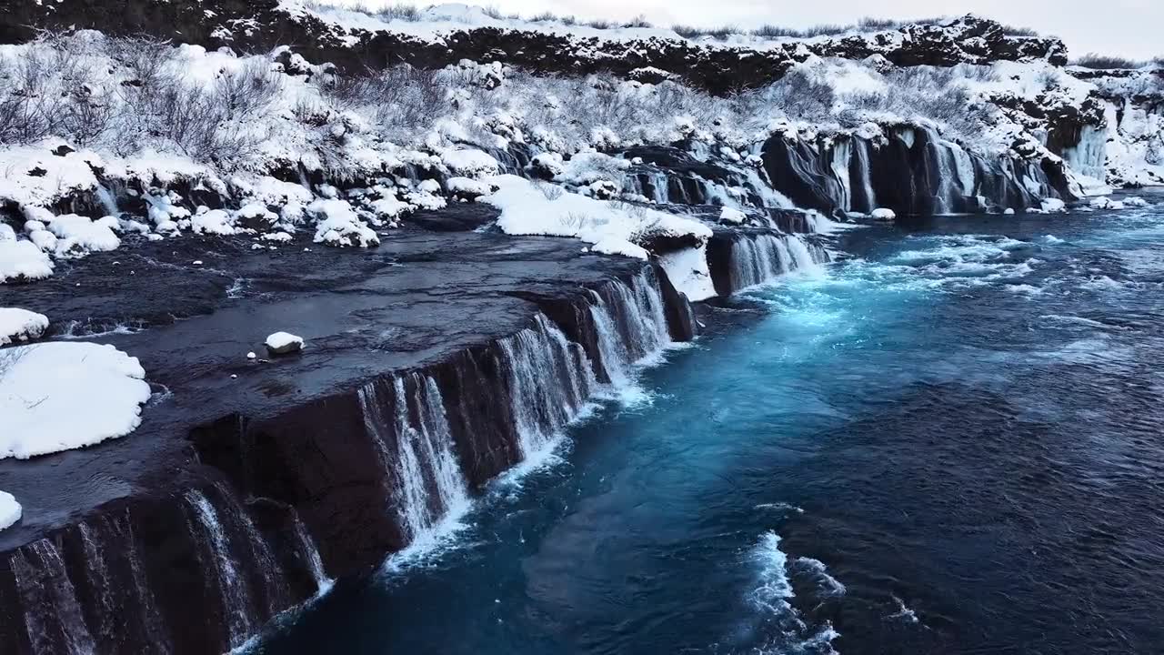 詳情圖-冰島的瀑布，冬天的雪山和寒冷的河流，冰雪的神奇冬季時間位置，藍(lán)色的冰川水和巨大的電流。純凈的風(fēng)景景觀。Hraunfossar。