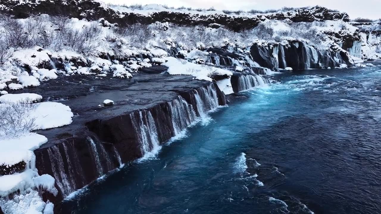 詳情圖-冰島的瀑布，冬天的雪山和寒冷的河流，冰雪的神奇冬季時間位置，藍(lán)色的冰川水和巨大的電流。純凈的風(fēng)景景觀。Hraunfossar。