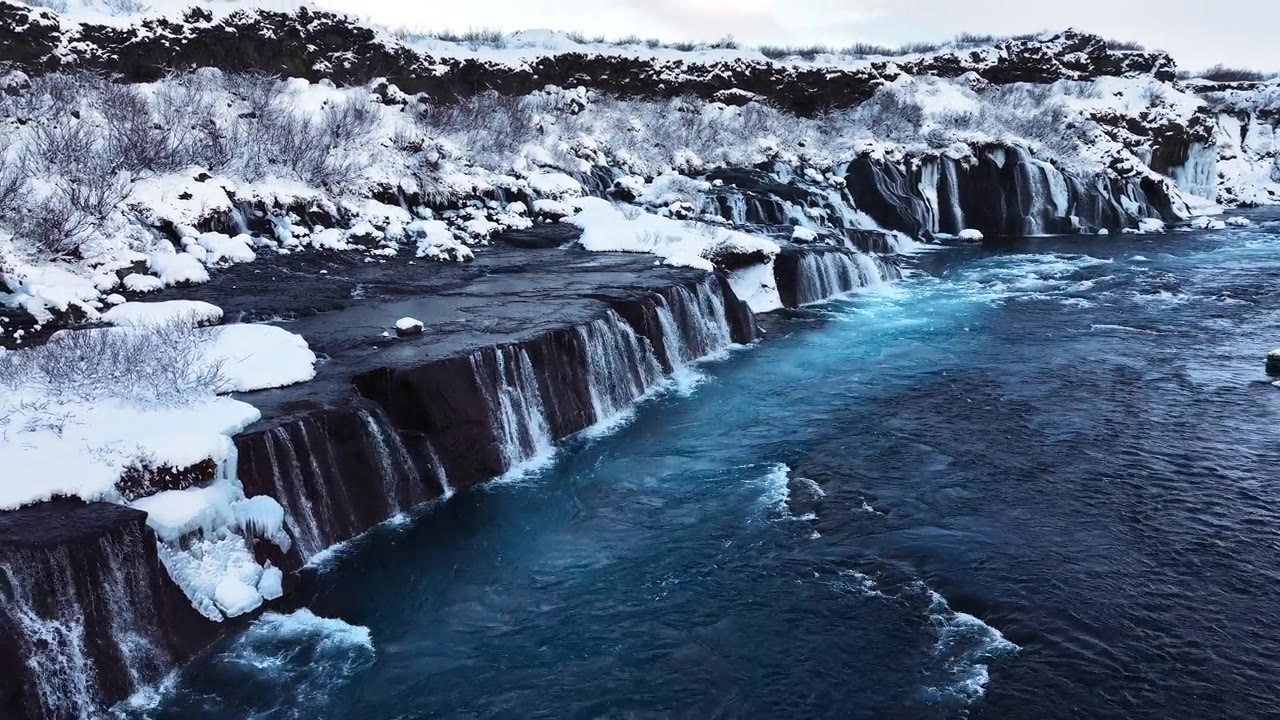 詳情圖-冰島的瀑布，冬天的雪山和寒冷的河流，冰雪的神奇冬季時間位置，藍(lán)色的冰川水和巨大的電流。純凈的風(fēng)景景觀。Hraunfossar。