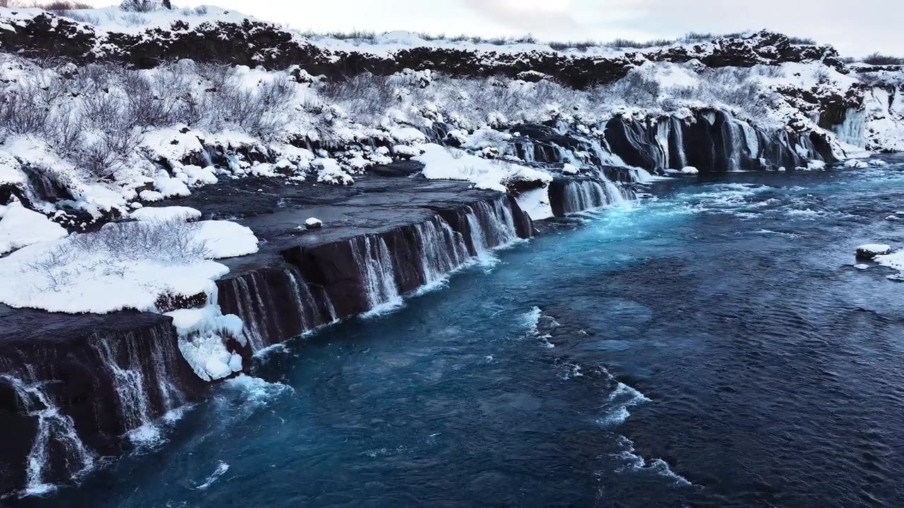 詳情圖-冰島的瀑布，冬天的雪山和寒冷的河流，冰雪的神奇冬季時間位置，藍(lán)色的冰川水和巨大的電流。純凈的風(fēng)景景觀。Hraunfossar。