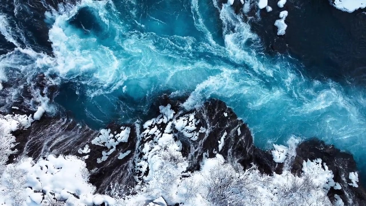 详情图-冰岛的瀑布，冬天的雪山和寒冷的河流，冰雪的神奇冬季时间位置，蓝色的冰川水和巨大的电流。纯净的风景景观。Hraunfossar。