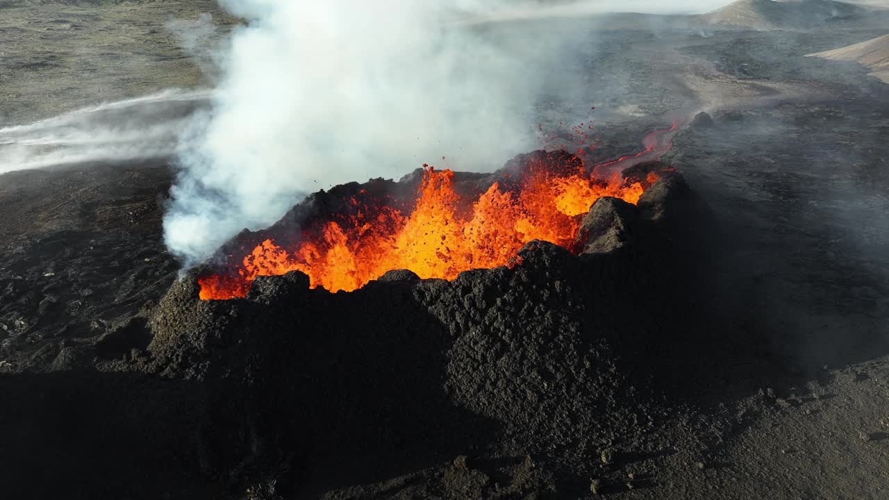 火山喷发，炽热的熔岩近距离喷发，无人机飞越冰岛火山口