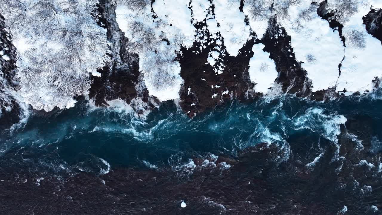 冰島的瀑布，冬天的雪山和寒冷的河流，冰雪的神奇冬季時(shí)間位置，藍(lán)色的冰川水和巨大的電流。純凈的風(fēng)景景觀。Hraunfossar。