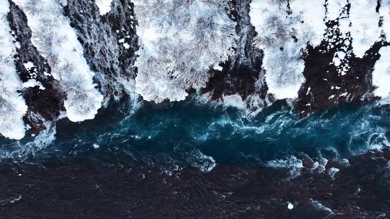 詳情圖-冰島的瀑布，冬天的雪山和寒冷的河流，冰雪的神奇冬季時間位置，藍色的冰川水和巨大的電流。純凈的風(fēng)景景觀。Hraunfossar。