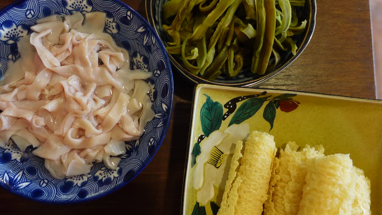 四川红麻辣火锅鸭内脏和酥脆豆腐卷中国麻辣汤俯视图