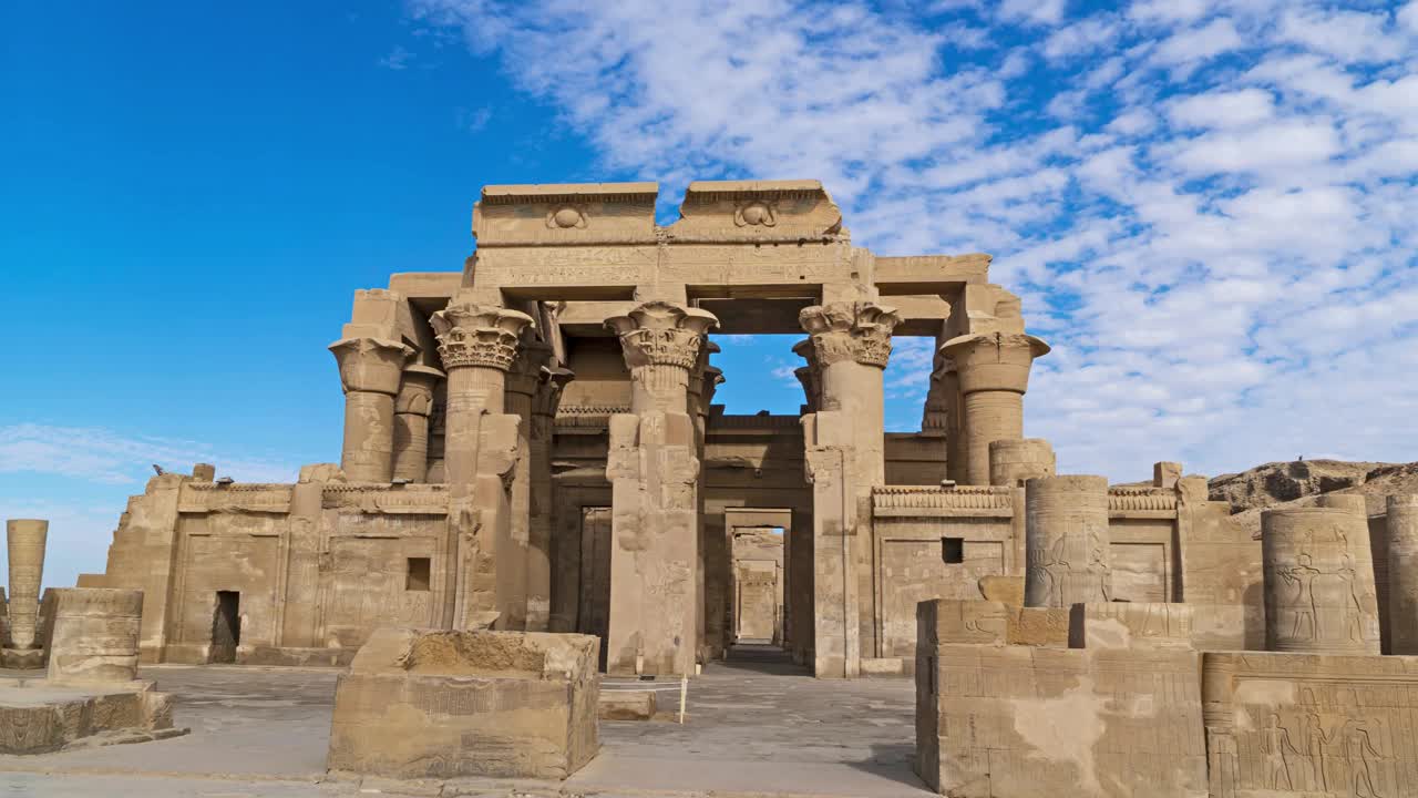 Kom Ombo神庙。康姆博是埃及的一个农业城镇，以康姆博神庙而闻名。它最初是一个叫Nubt的埃及城市，意思是黄金之城。