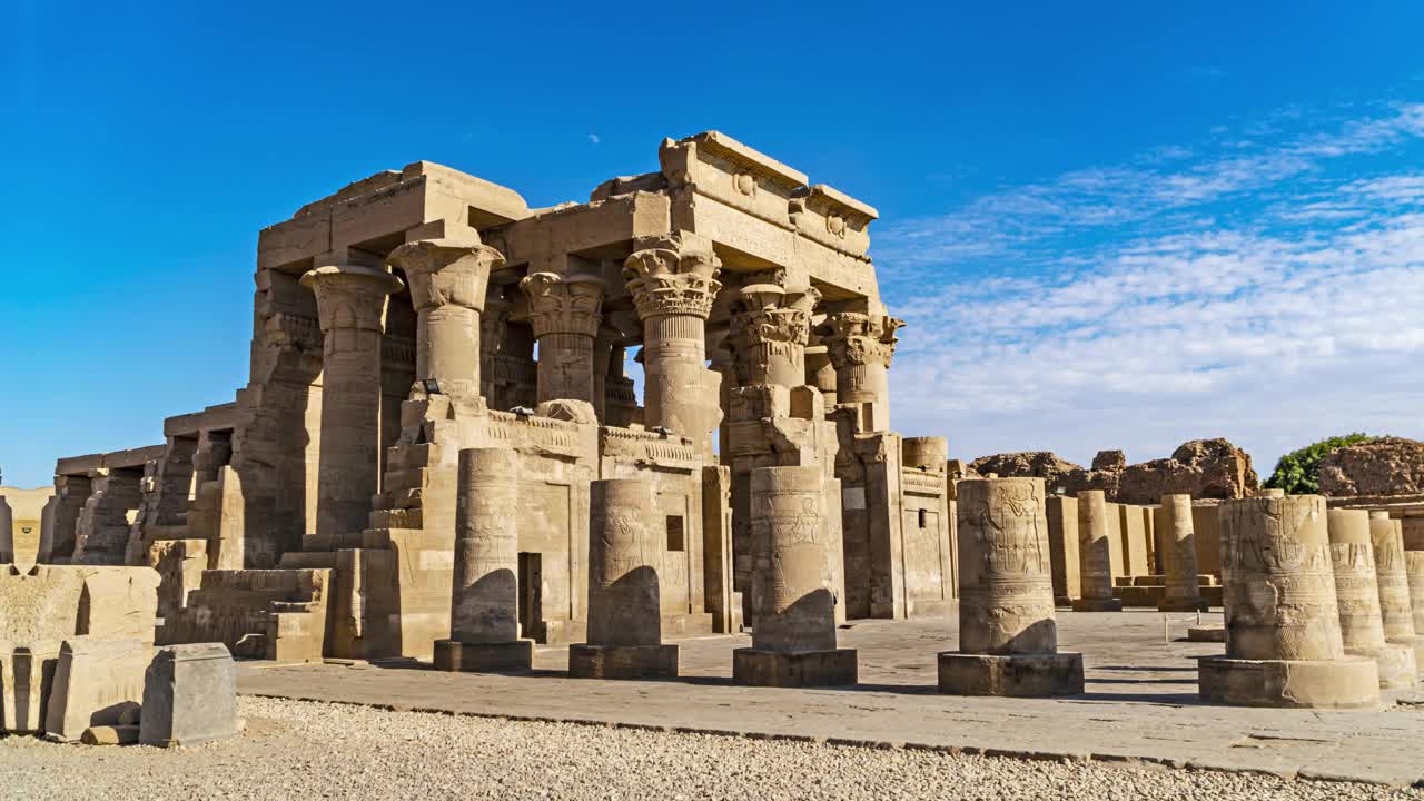 Kom Ombo神庙。康姆博是埃及的一个农业城镇，以康姆博神庙而闻名。它最初是一个叫Nubt的埃及城市，意思是黄金之城。