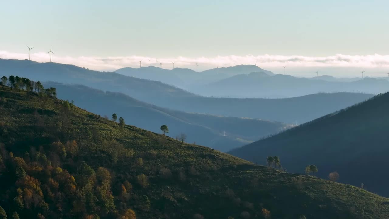 Serra da Estrela山的轮廓与天空的风力涡轮机。空中