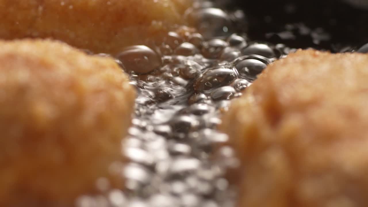多莉拍摄的面包片滋滋声在煎锅。