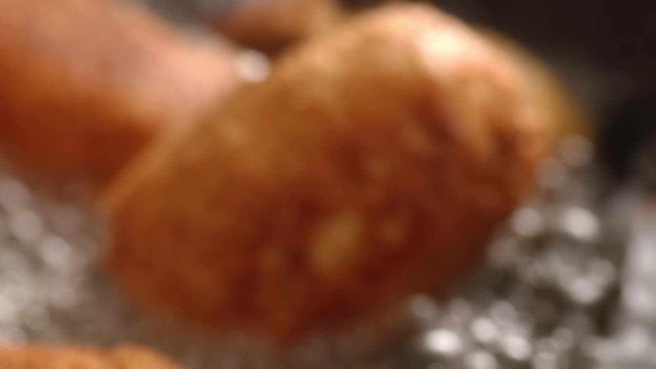 多莉拍摄的面包片滋滋声在煎锅。