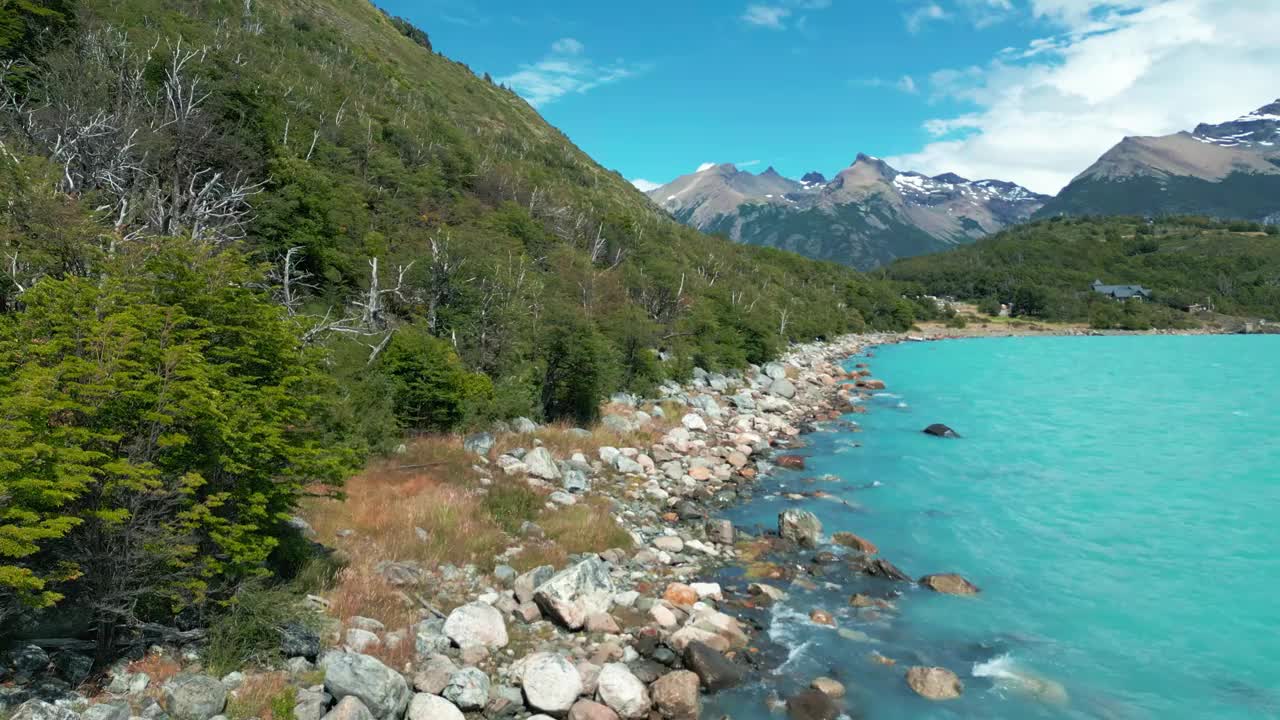 鸟瞰阿根廷El Chalten冰川国家公园的绿松石湖和山脉。