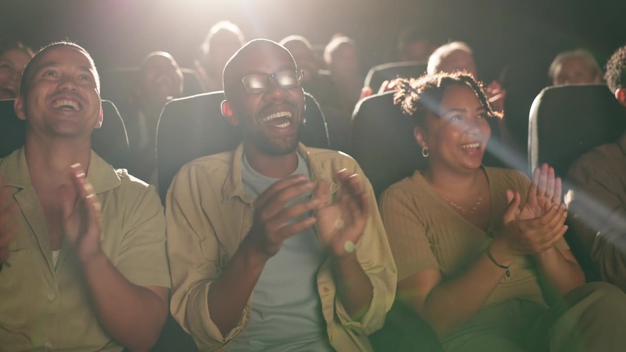 詳情圖-人們，在戲劇、表演或喜劇娛樂(lè)中開(kāi)心或拍手作為結(jié)緣。朋友們，在電影院或歡樂(lè)的掌聲中歡聲笑語(yǔ)，在晚上郊游或開(kāi)玩笑