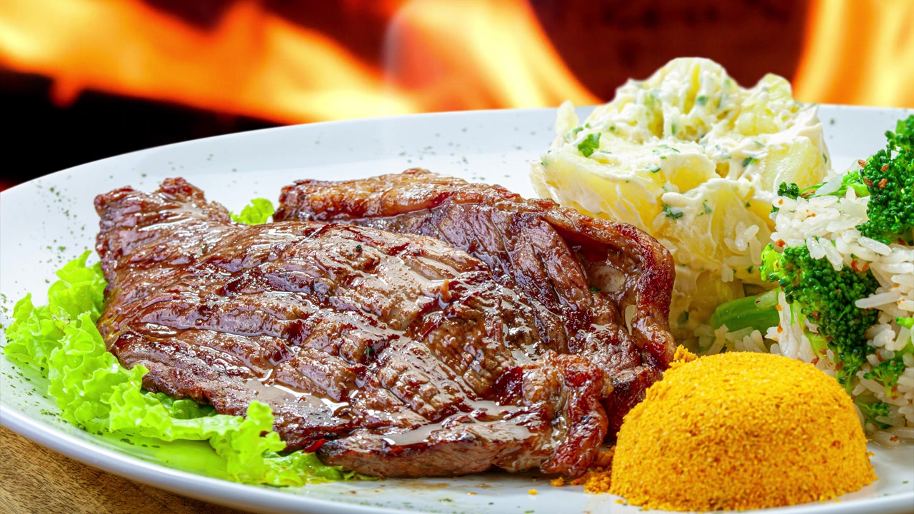詳情圖-在烤肉架上烤的牛排、肉、土豆、法羅法和沙拉