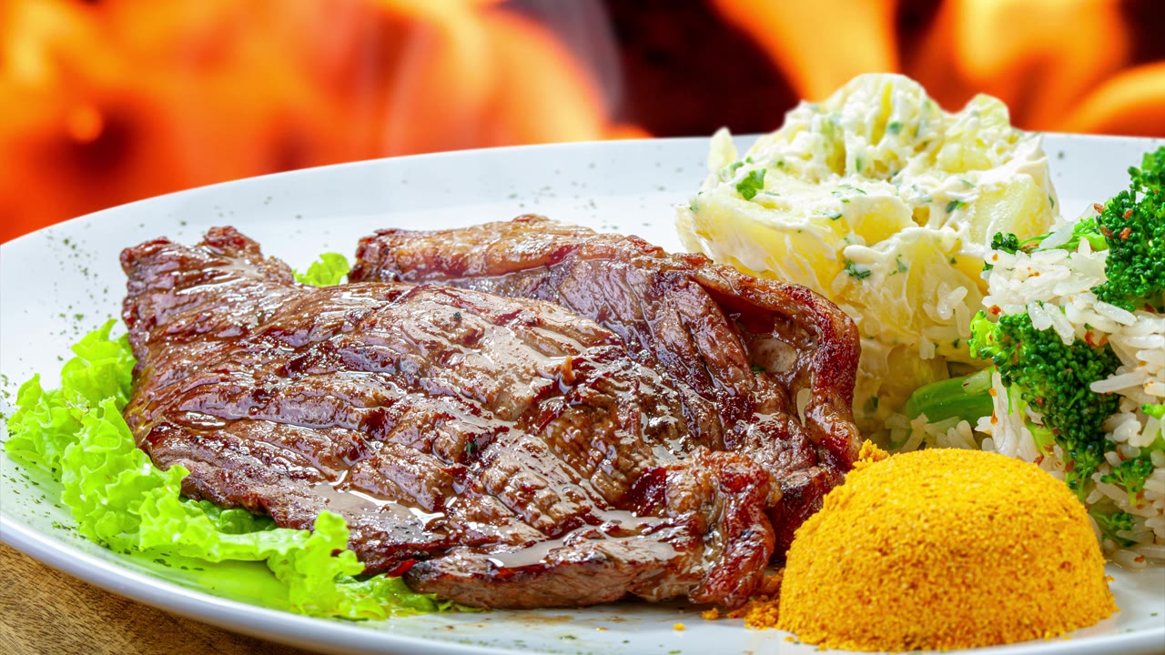 詳情圖-在烤肉架上烤的牛排、肉、土豆、法羅法和沙拉