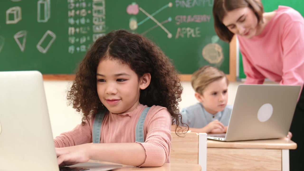 有魅力的女孩在STEM课上看着镜头编码提示。教育学。