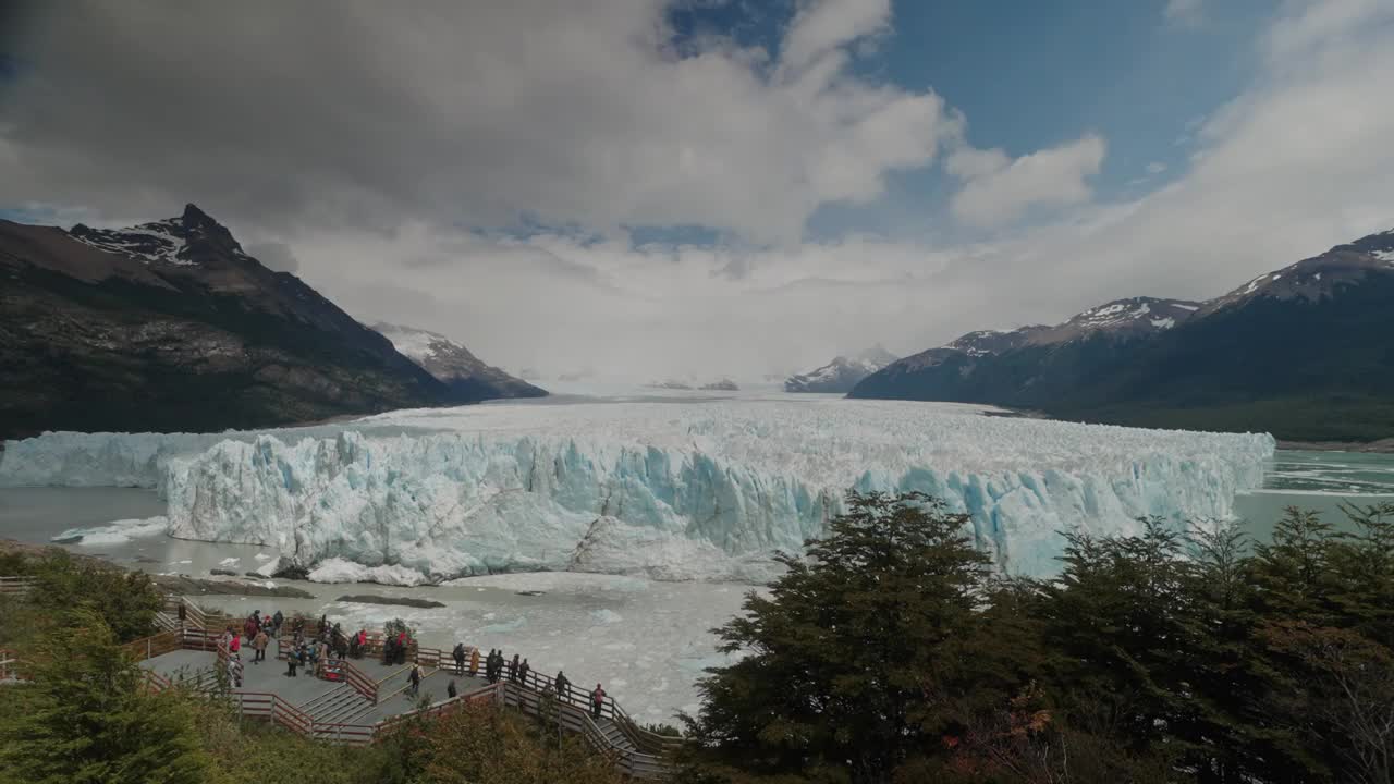 从安第斯山脉的人行道上俯瞰莫雷诺冰川全景