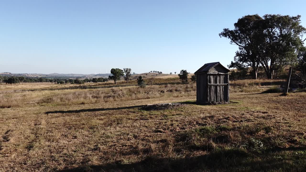 在新南威尔士州地区，一个内陆沙丘或户外小屋坐落在一个干围场的中间