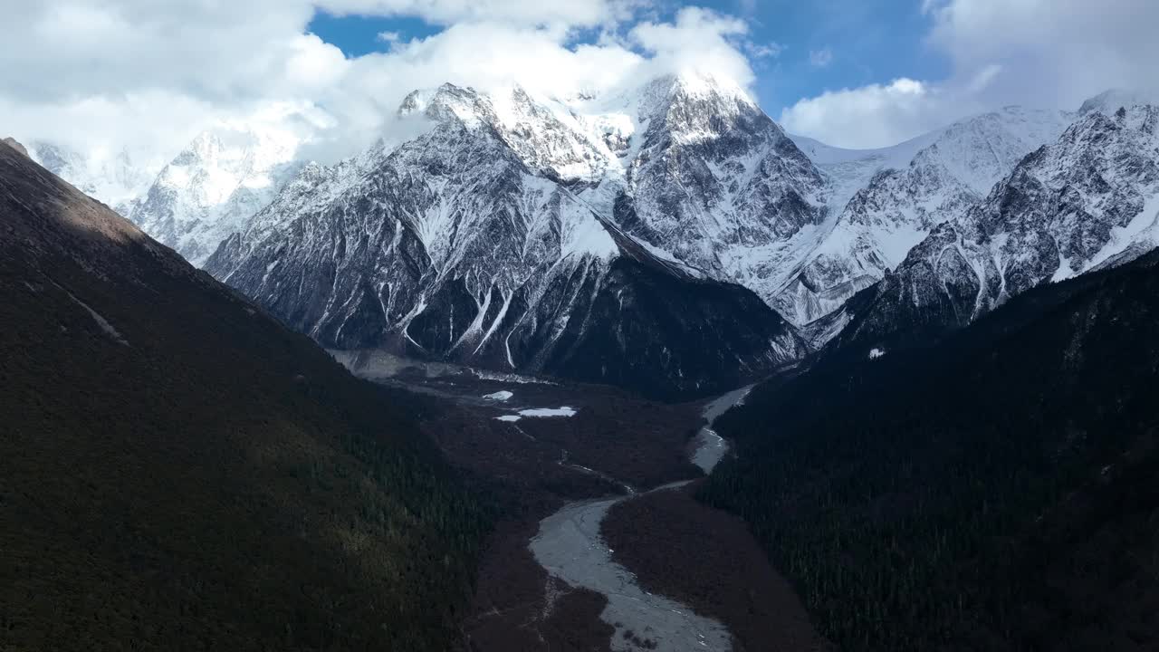 高空冰川山脉的航拍画面，中国