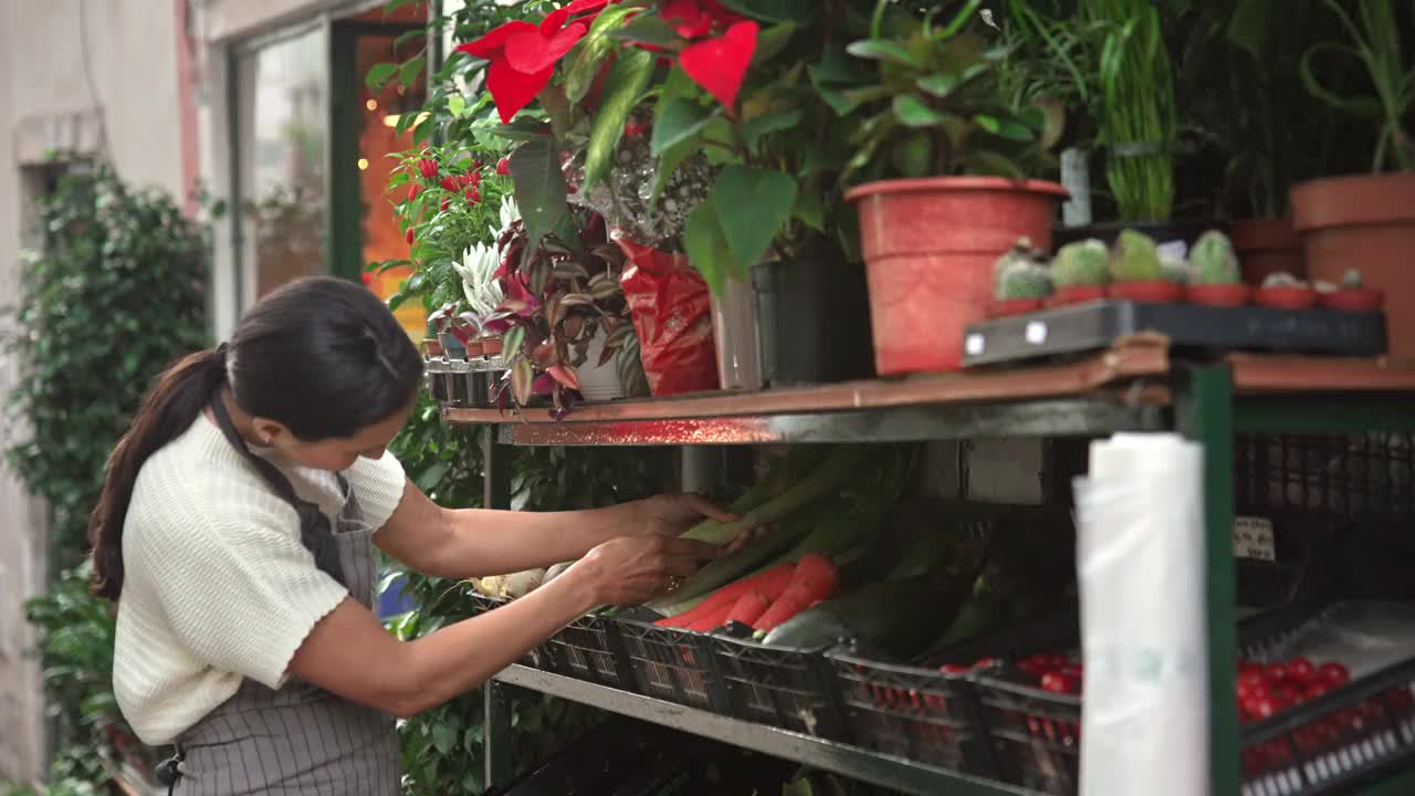 卖蔬菜的把韭菜放在架子上。生态水果市场。女摊贩摆好食物。