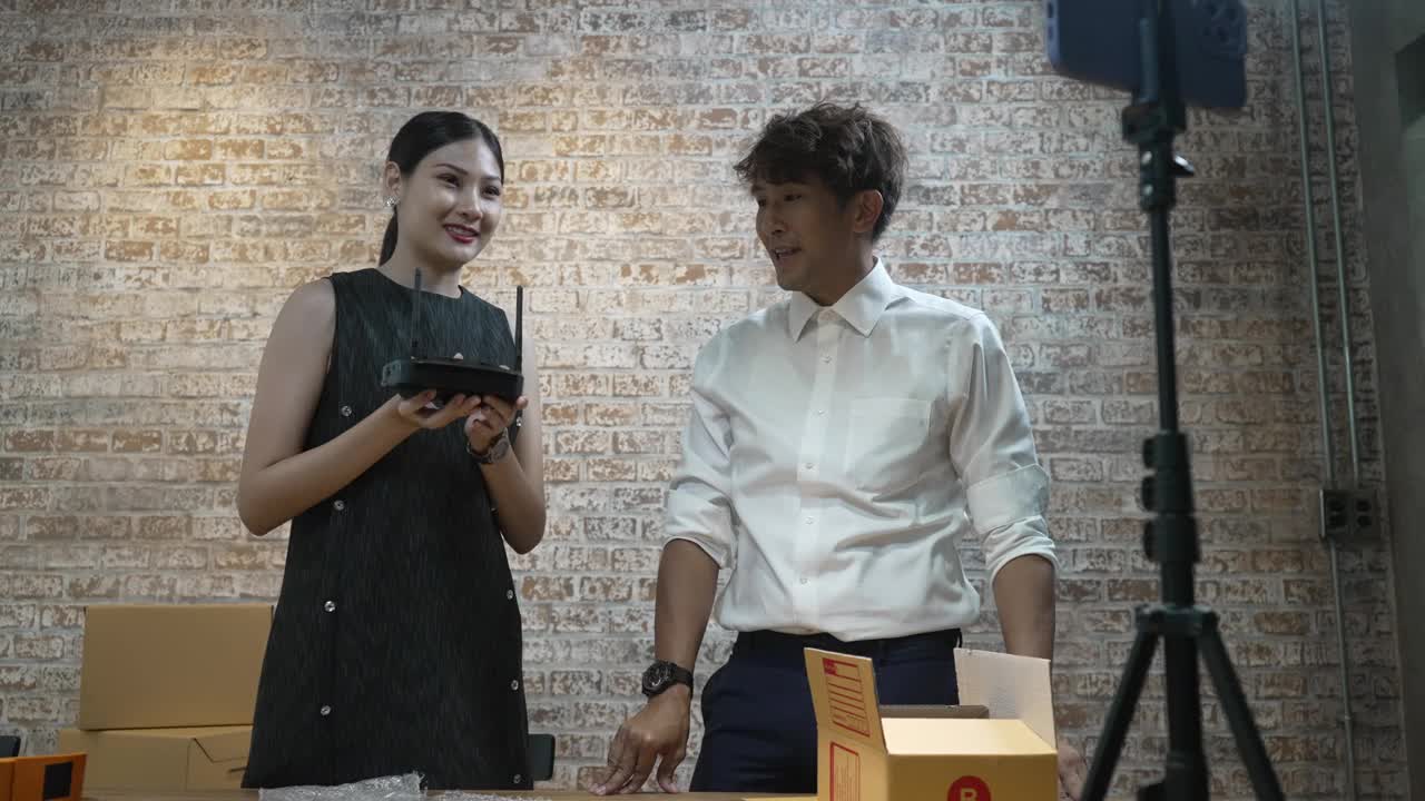企业家直播在互联网上销售商品。