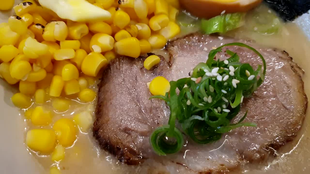 北海道玉米黄油拉面热面猪肉片吃筷子顶视图4k