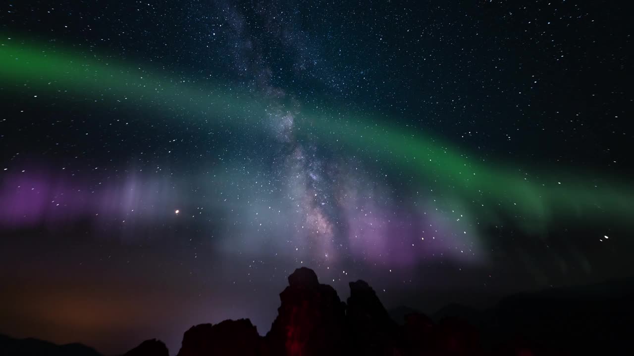 火山岩上的极光银河系天文摄影时移模拟北极光