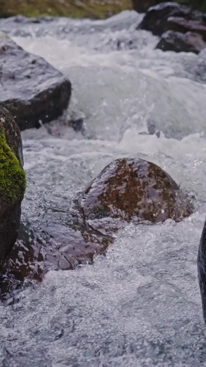 饮用天然矿泉水。氧气系统水过滤器。决堤