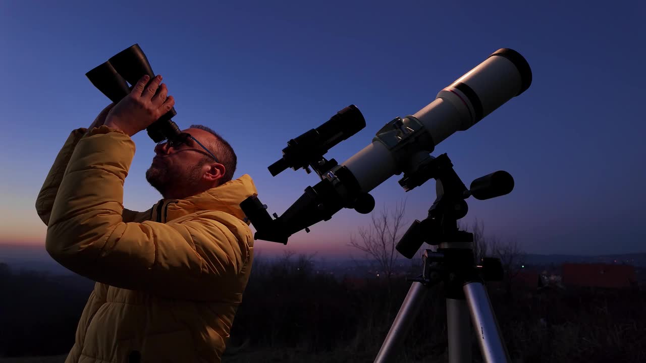 业余天文学家，用望远镜和双筒望远镜观察夜空，观察行星、恒星、月亮和其他天体。