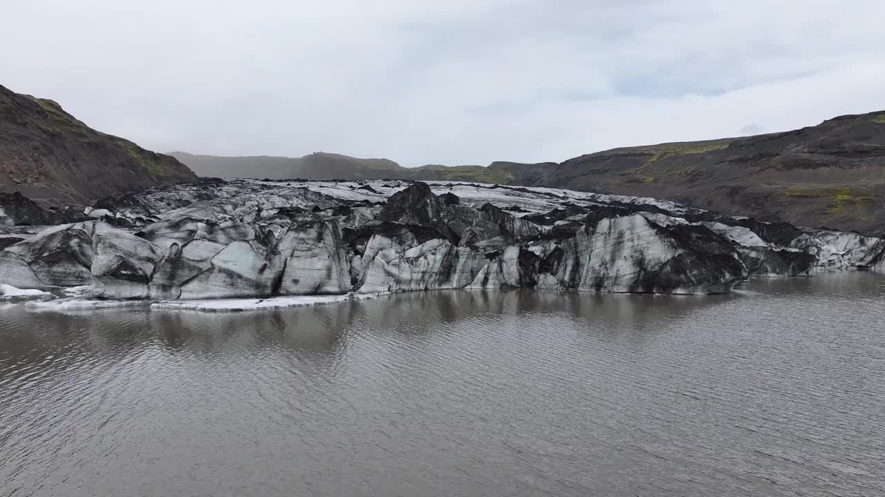 无人机拍摄的冰岛索尔黑马冰川和冰湖景观