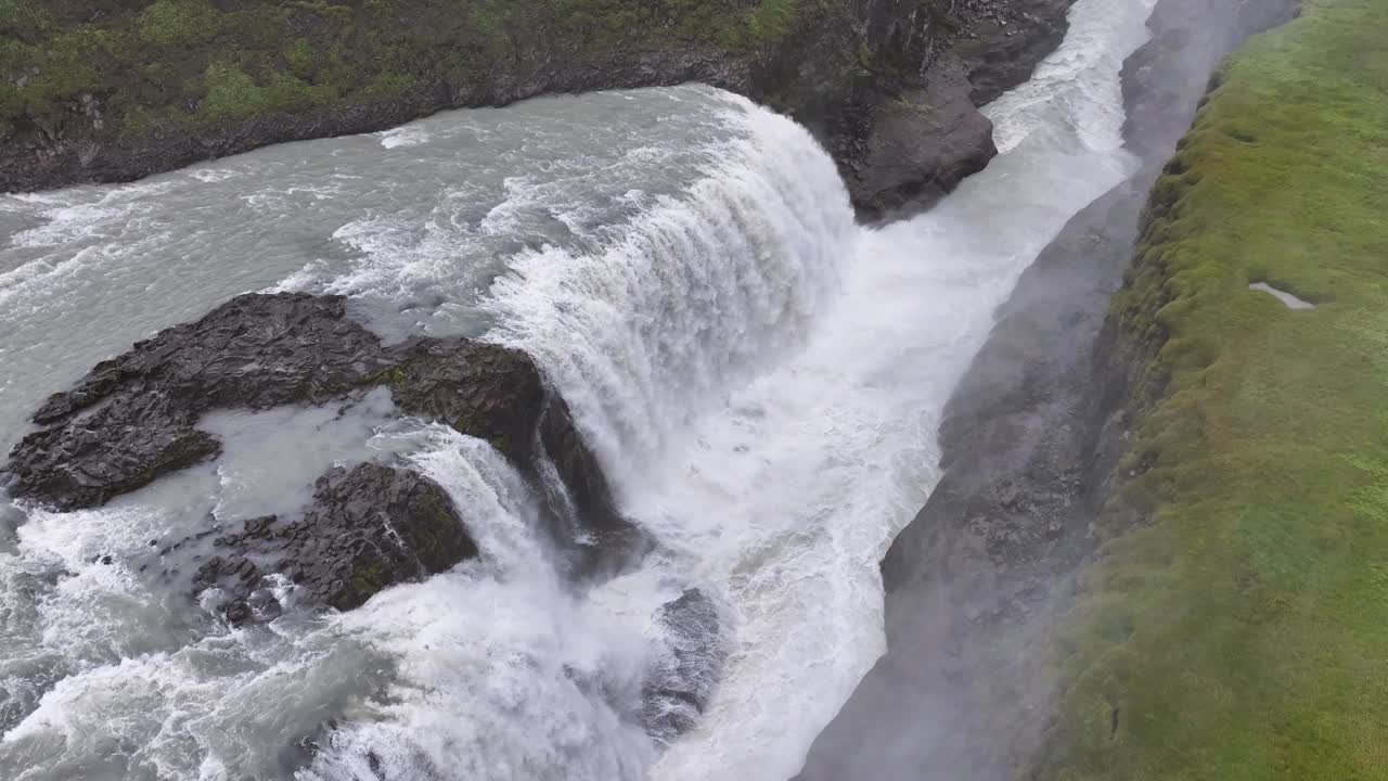 鸟瞰冰岛赫维塔河的瀑布和冰川水